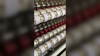 Cajas seguras con cinta de embalaje azul fuerte