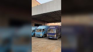 La cinta con logotipo amarillo transparente sella los paquetes de forma segura