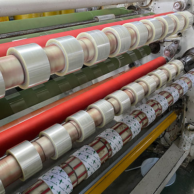 Un buen precio. Cintas de embalaje amarillas transparentes para el sellado y el enmascaramiento del cartón en línea