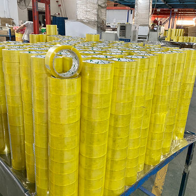 Un buen precio. Adhesivo acrílico de una sola cara para sellar cajas de cartón de embalaje y envío en línea